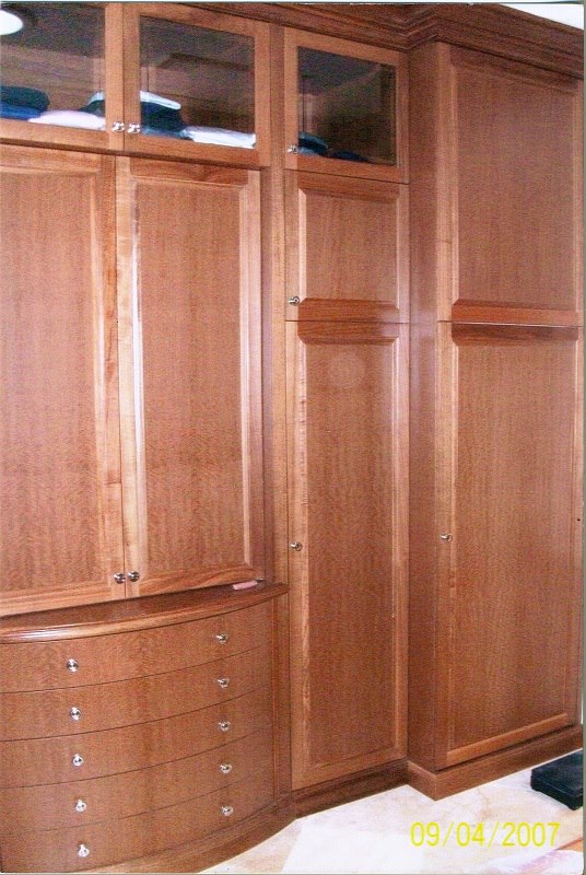 Fitted dressing room with a bow-front drawer bank